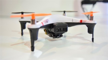 跨界創(chuàng)新還是“不務(wù)正業(yè)”？——模型廠商進(jìn)軍智能無人飛行器制造的機(jī)遇與挑戰(zhàn)